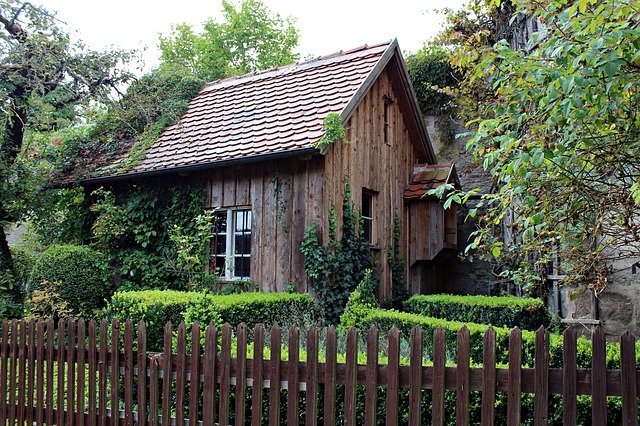 staré dřevěné chatrče