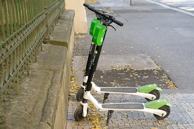 Koloběžka k pronájmu.