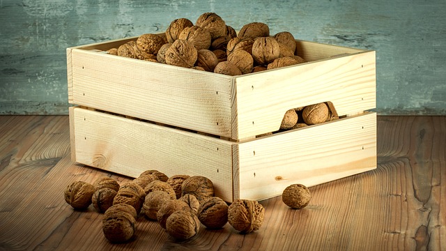 dřevěná bedýnka na ořechy